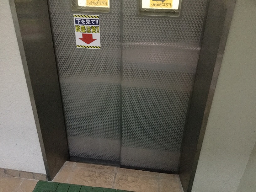 店の危険なエレベーター